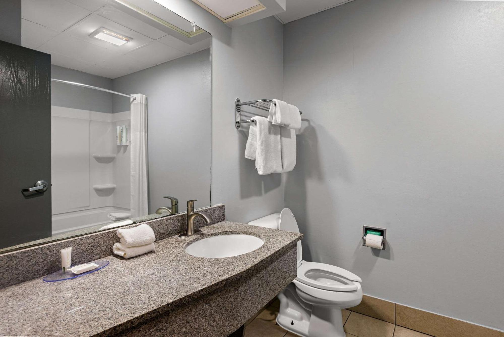 Clarion Pointe Hinesville Near Fort Stewart Exterior photo